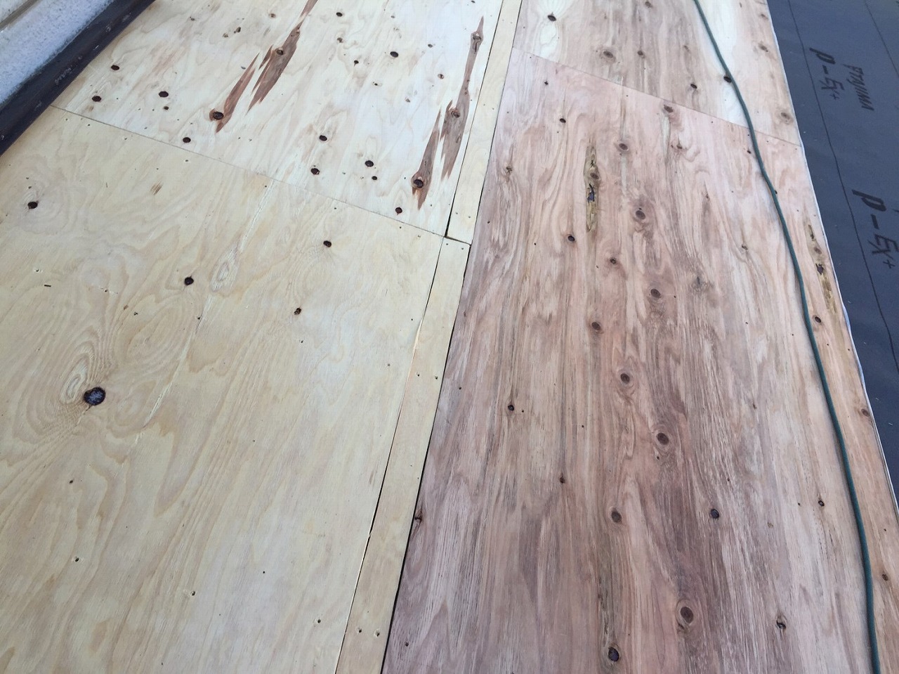 生駒市の葺き替え工事、下屋根の新雪野地板